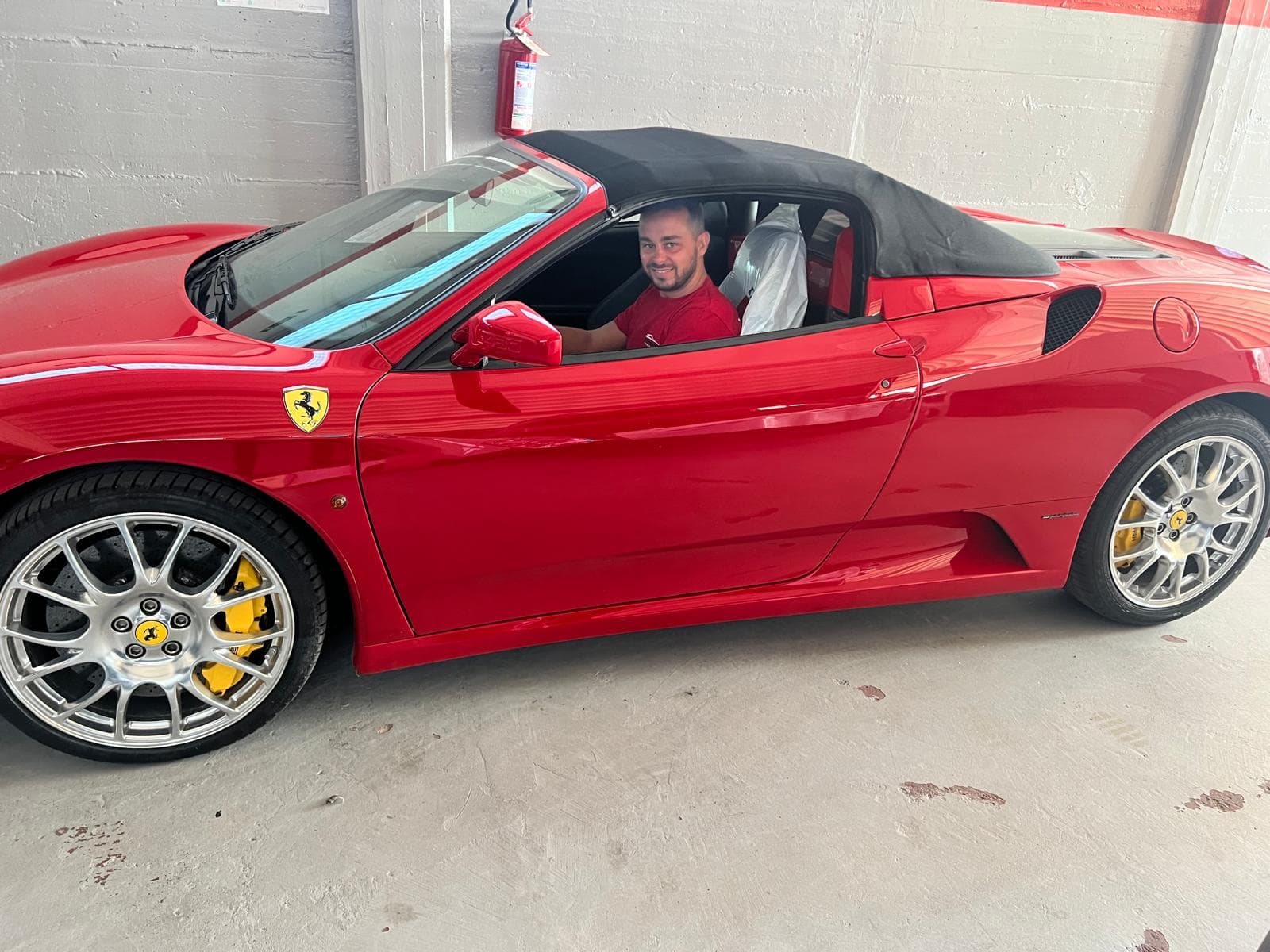 Michele Lionetti nella sua autofficina a Barletta