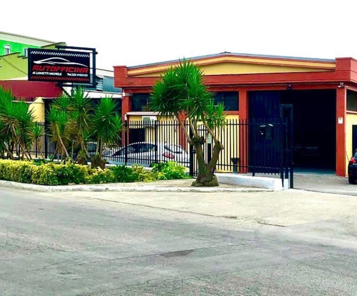 Esterno dell'autofficina a Barletta