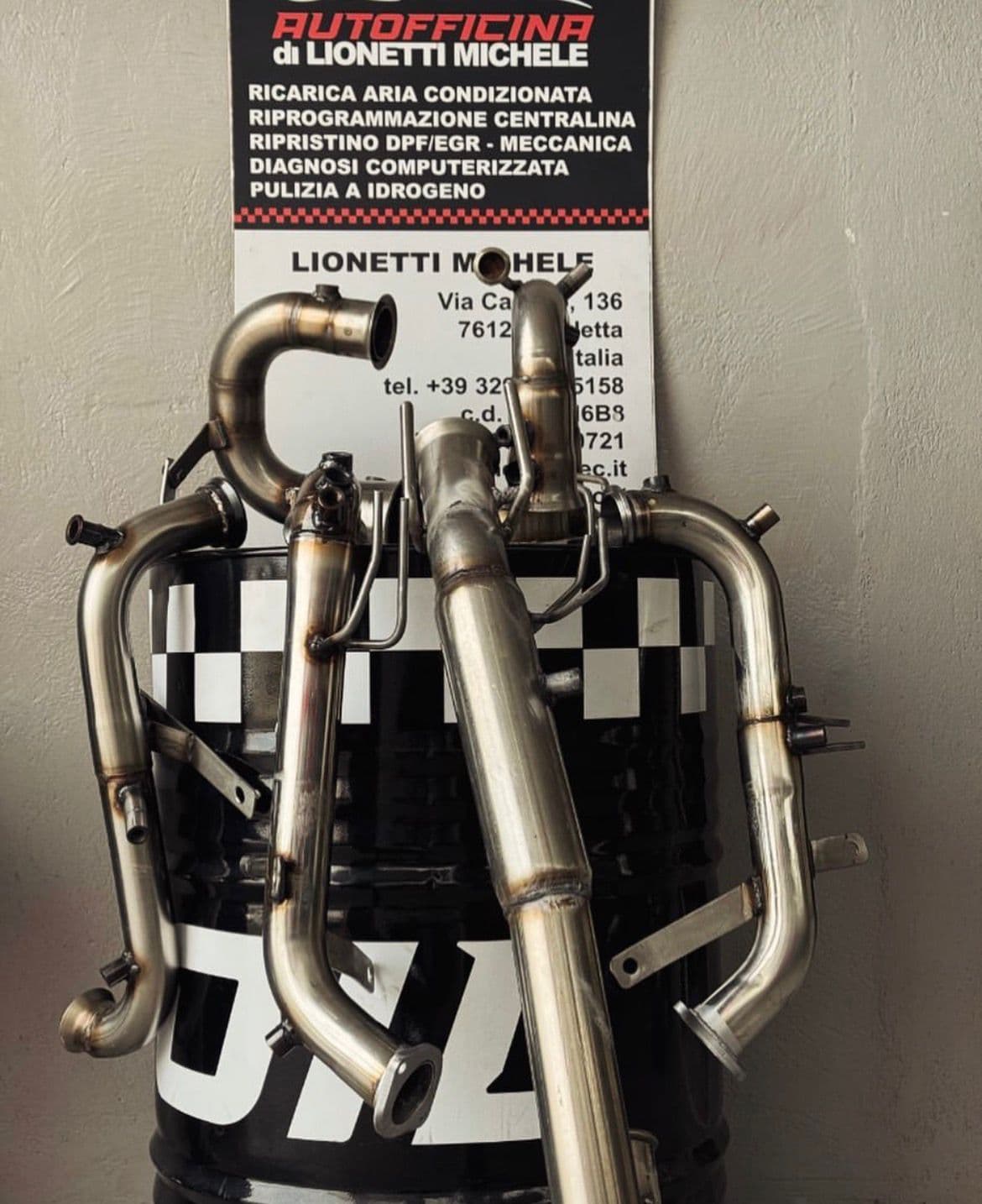 Ferrari F430 in officina, vista frontale